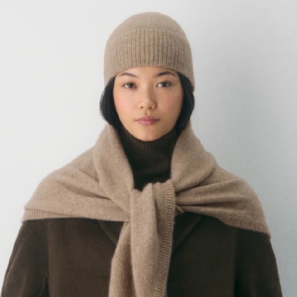 Aritzia Cashmere Cuffed Beanie - Picture 2 of 8
